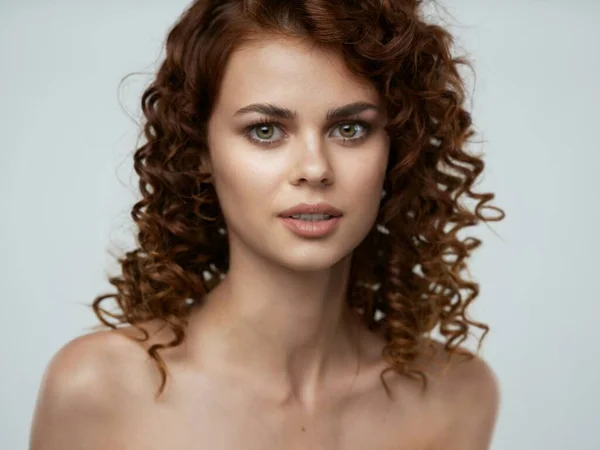 Retrato Una Joven Hermosa Mujer Con Pelo Rizado Captura Estudio —  Fotos de Stock