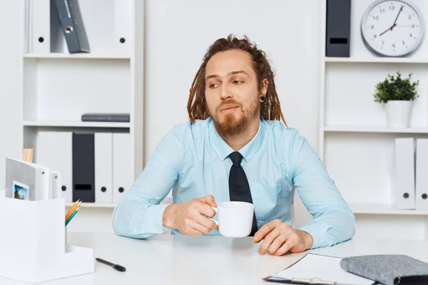 若い疲れたビジネスマンがオフィスに座っている — ストック写真