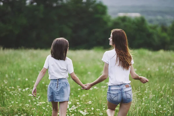 Junge Mutter Und Ihre Tochter Amüsieren Sich Auf Kamillenfeld — Stockfoto