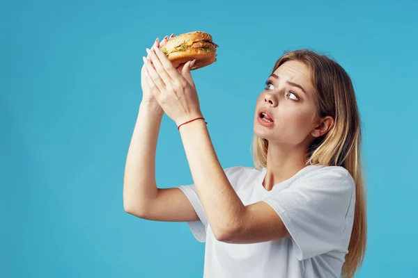 Mooie Vrouw Zoek Naar Hamburger Geïsoleerde Achtergrond — Stockfoto