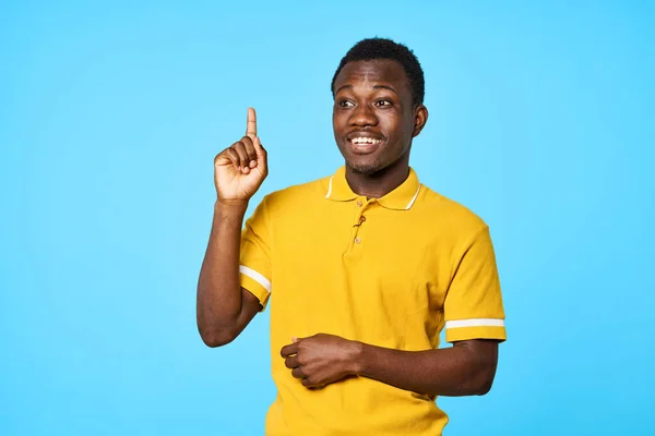Genç Afrikalı Adamın Mavi Arka Planda Izole Edilmiş Bir Fikri — Stok fotoğraf