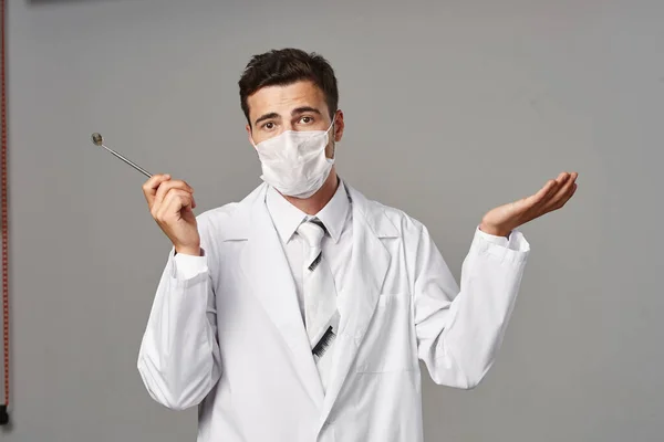 Dentista Confuso Com Ferramenta Médica Estúdio Medicina Cuidados Saúde — Fotografia de Stock