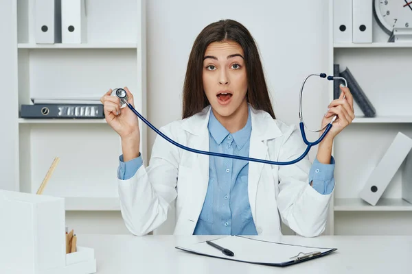 Młody Lekarz Stetoskopem Siedzi Przy Biurku Szpitalu — Zdjęcie stockowe