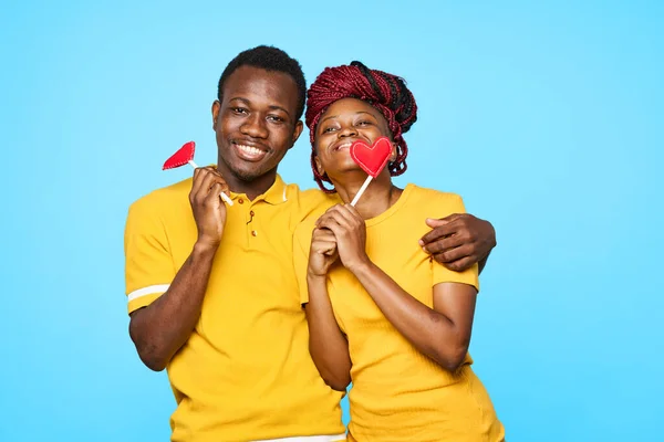 Jovem Casal Bonito Com Corações Vermelhos Posando Estúdio Fundo Azul — Fotografia de Stock