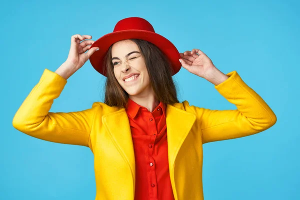 Jovem Mulher Bonita Amarelo Jaqueta Piscando Estúdio Com Fundo Azul — Fotografia de Stock