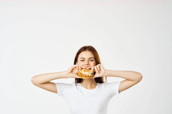 Молодая Красивая Женщина Гамбургером Снимок Студии — стоковое фото