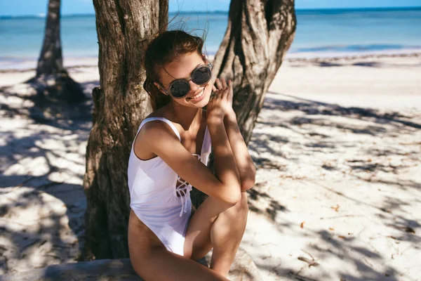 Giovane Bella Donna Rilassante Sulla Spiaggia — Foto Stock