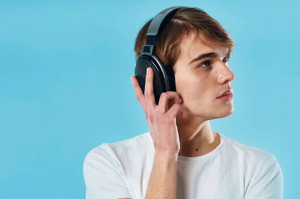 Jeune Homme Dans Les Écouteurs Studio — Photo