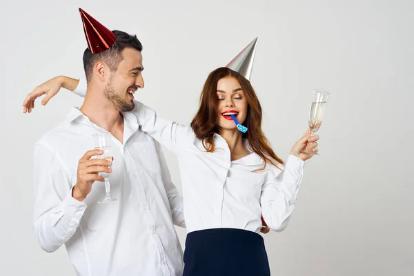 Doğum Gününü Şampanya Ile Kutlayan Genç Güzel Bir Çiftin Portresi — Stok fotoğraf