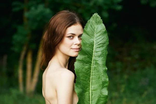 Joven Hermosa Mujer Posando Con Hoja Aire Libre —  Fotos de Stock