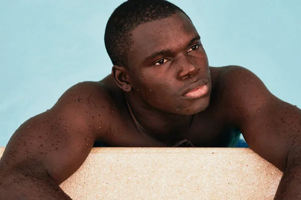 Joven Hombre Guapo Posando Piscina —  Fotos de Stock