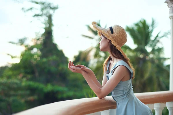 Mujer Joven Sombrero Paja Resort Tropical — Foto de Stock