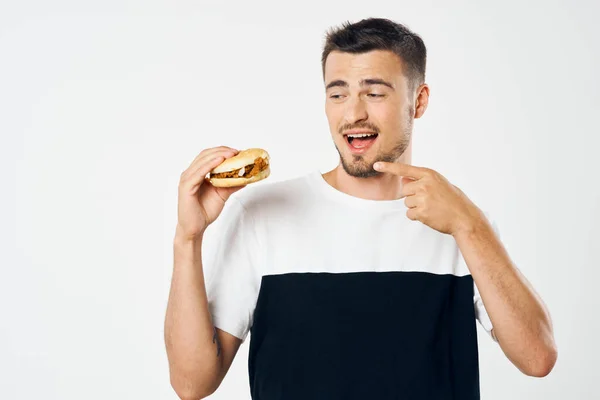 Jovem Com Hambúrguer Estúdio — Fotografia de Stock