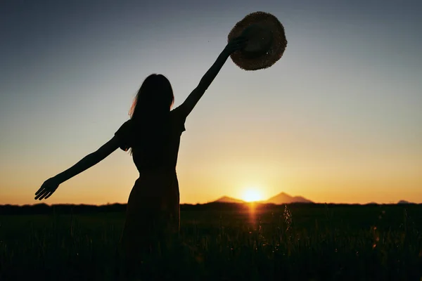 Jovem Posando Campo Trigo Pôr Sol — Fotografia de Stock