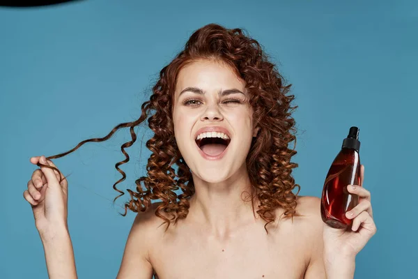 Saç Spreyi Tutan Kıvırcık Saçlı Güzel Bir Kadın Stüdyo Çekimi — Stok fotoğraf