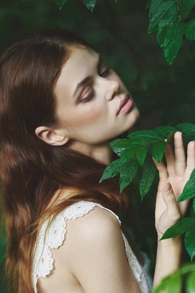 Jeune Belle Femme Posant Dans Parc — Photo