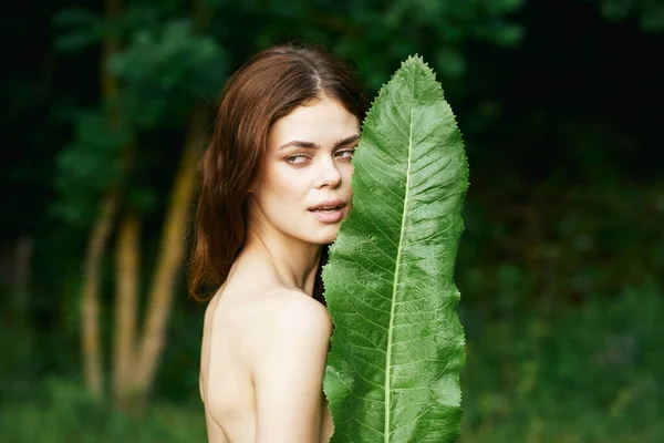 Joven Hermosa Mujer Posando Con Hoja Verde Jardín — Foto de Stock