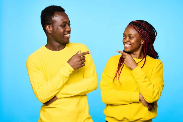 Jovem Belo Casal Apontando Outro Estúdio Fundo Azul — Fotografia de Stock