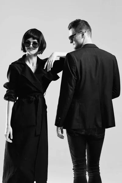 Junges Schönes Paar Posiert Studio Schwarz Weiß — Stockfoto