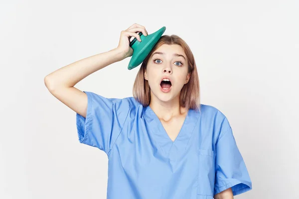 Jovem Médico Com Gelo Cabeça Isolado Fundo Branco — Fotografia de Stock