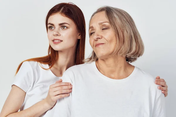 Jovem Mulher Com Sua Mãe Estúdio Olhando Para Longe — Fotografia de Stock