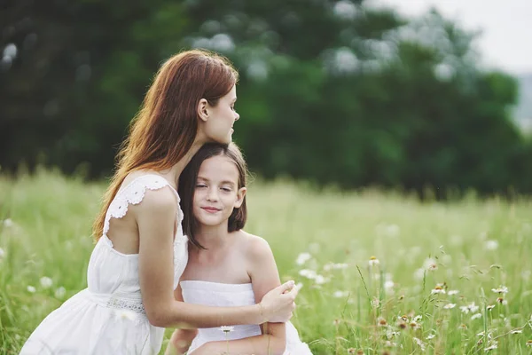 Young Mother Her Daughter Having Fun Camomile Field — Stock Photo, Image