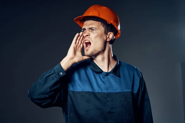 Joven Con Ropa Trabajo Casco Gritando Captura Estudio —  Fotos de Stock