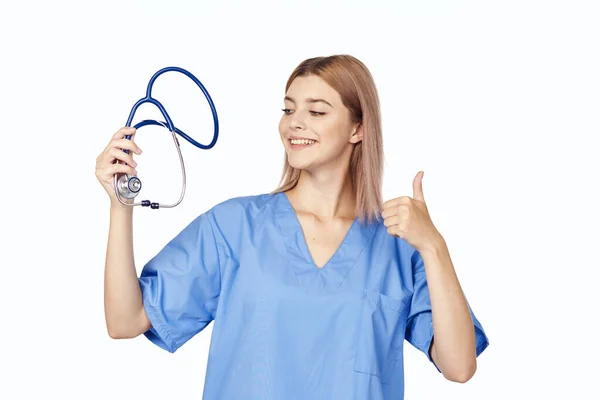Joven Hermosa Enfermera Con Estetoscopio Mostrando Pulgar Hacia Arriba Aislado —  Fotos de Stock