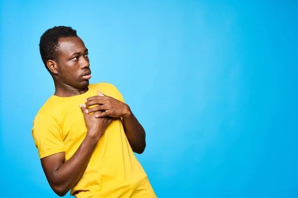 Jeune Homme Peur Isolé Sur Fond Bleu — Photo