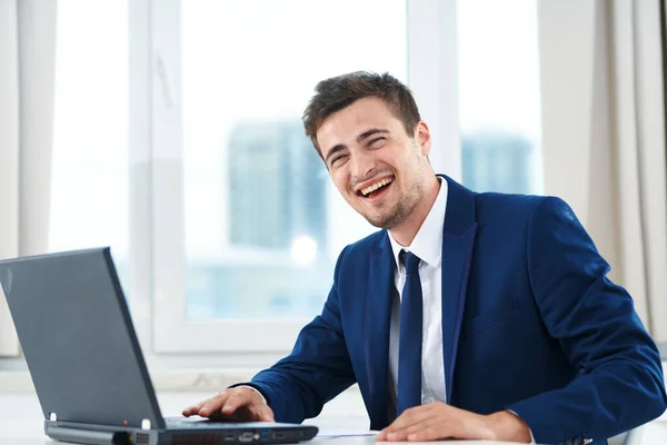 Jovem Empresário Feliz Com Laptop Escritório — Fotografia de Stock