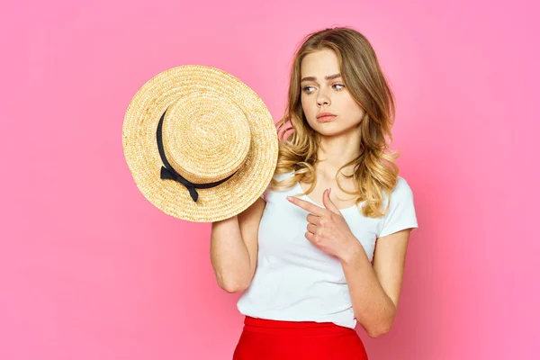 Jovem Bela Mulher Mostrando Chapéu Estúdio Fundo Rosa — Fotografia de Stock