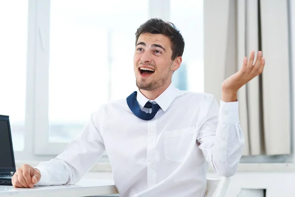 事務所の若い幸せなビジネスマン — ストック写真