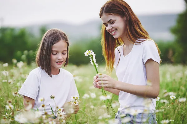 Young Mother Her Daughter Having Fun Camomile Field — Stock Photo, Image