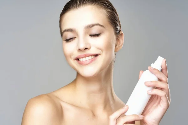 Tiro Estúdio Retrato Jovem Mulher Bonita Com Produto Beleza — Fotografia de Stock