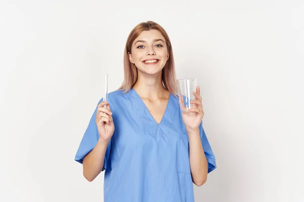 Prise Vue Jeune Belle Femme Souriante Médecin Avec Fiole Isolée — Photo