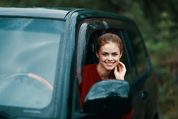 Νεαρή Όμορφη Γυναίκα Οδηγός Στο Αυτοκίνητο — Φωτογραφία Αρχείου