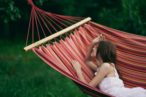 Mladá Krásná Žena Relaxující Houpací Síti — Stock fotografie