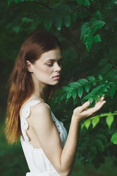 Ung Vacker Kvinna Poserar Parken — Stockfoto