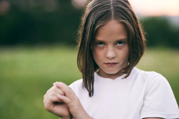 若いです可愛いです女の子持っています楽しいです牧草地 — ストック写真