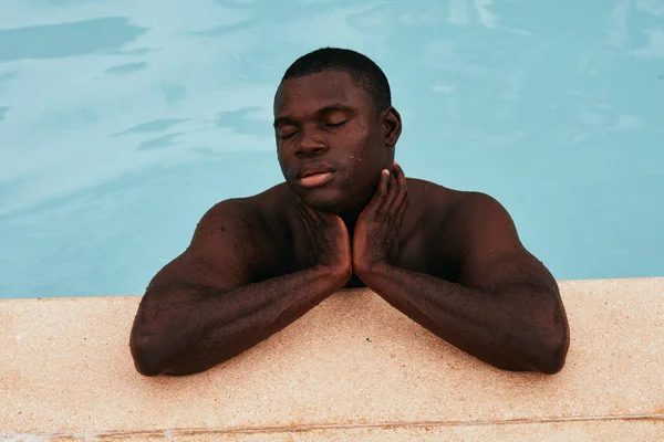 Jung Hübsch Mann Posiert Die Pool — Stockfoto