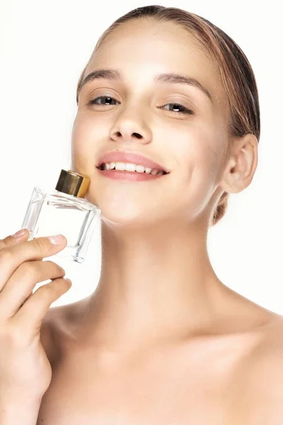 Retrato Mujer Joven Hermosa Con Frasco Perfume Aislado Sobre Fondo — Foto de Stock
