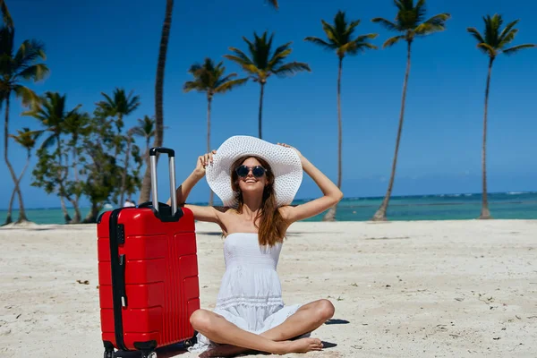 Mujer Joven Con Maleta Roja Playa —  Fotos de Stock