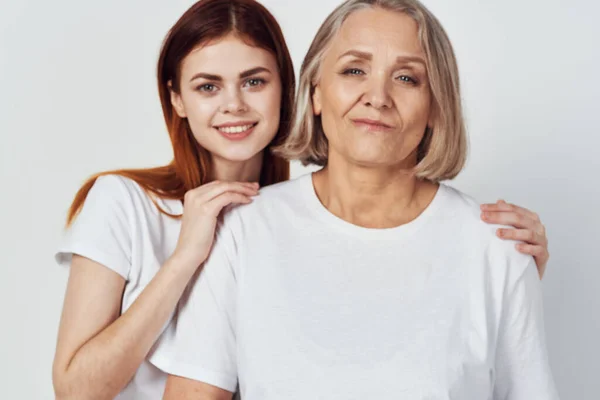 Junge Frau Mit Ihrer Mutter Beim Umarmen Studio — Stockfoto