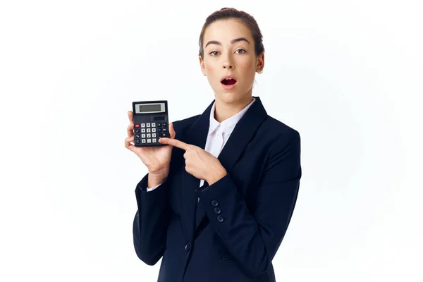Jovem Bela Mulher Negócios Confusa Com Calculadora Isolada — Fotografia de Stock