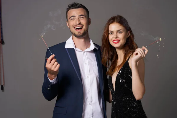 Retrato Jovem Casal Bonito Comemorando Novo Ano Com Sparklers — Fotografia de Stock