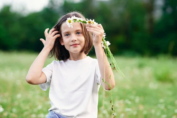 Young Cute Girl Having Fun Chamomile Field — Stock Photo, Image