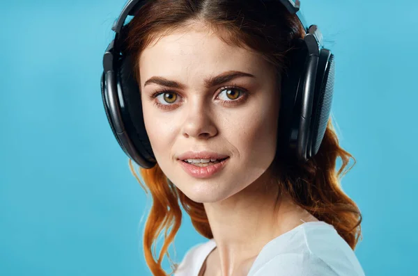 Young Beautiful Woman Headphones Studio — Stock Photo, Image