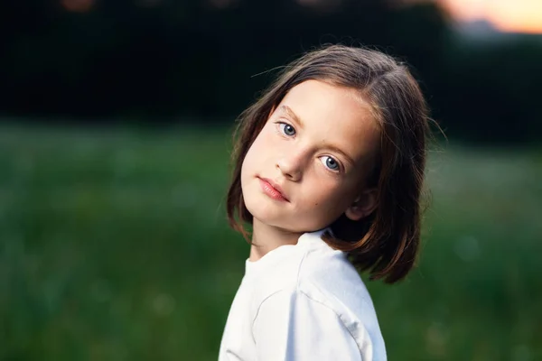 Mladý Roztomilý Dívka Baví Louce — Stock fotografie