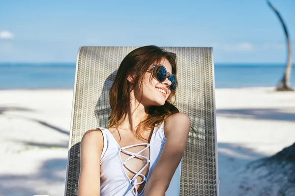 Joven Hermosa Mujer Relajante Cama Sol Playa — Foto de Stock