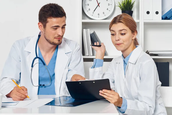 Doctores Jóvenes Con Portapapeles Trabajando Oficina Del Hospital —  Fotos de Stock